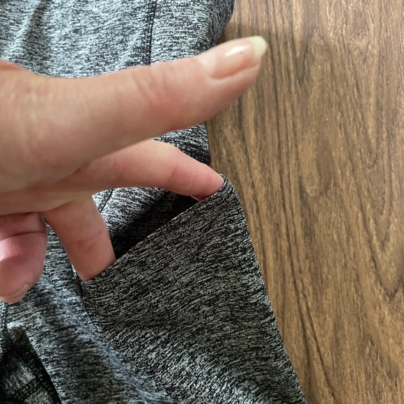 NEW Capri Leggings, gray with pocket on each side & inside one - Picture 5 of 6